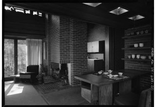 Living room with a mullion-free structural glass corner